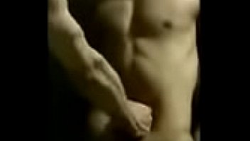 게이 거대한 자지 털이 무성한 근육 남자 xxx 비디오