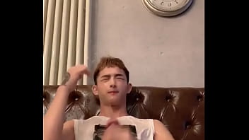 정액 텀블러를 먹는 게이 남자