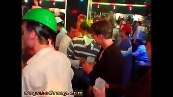 섹시한 스트라이트 남자는 술에 취한 다음 xxx 게이 영화에서 다른 섹시한 남자와 섹스를 합니다.