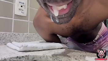 chỉ những người đàn ông đồng tính da đen mới uống nước tiểu xxx video