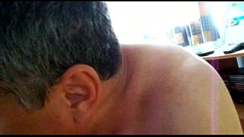 समलैंगिक पुरुष सह निगल रहे हैं