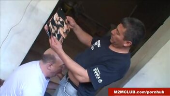 công nhân xây dựng lông lá thổi đồng tính