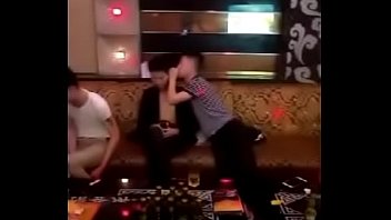 anh chàng da đen dễ thương được thổi kèn trong phòng tắm đồng tính