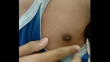 un homme se fait frapper par d’autres hommes dans des cinémas pour adultes porno gay xxx