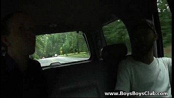 무료 xxx vids 게이 남자는 서비스를 위해 자지를 꺼내