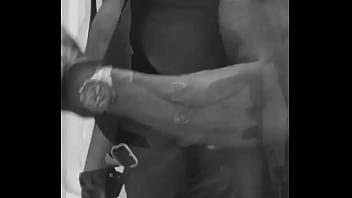 털이 무성한 수탉을 천천히 빨아들이는 아시아의 게이 포르노