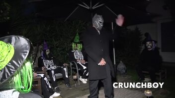 괴상한 남자는 첫 번째 게이 입으로 얻습니다.