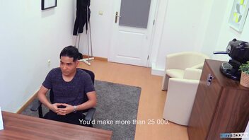 간지럼 보드에 매우 간지러운 게이 흑인 남자와 도착 입으로