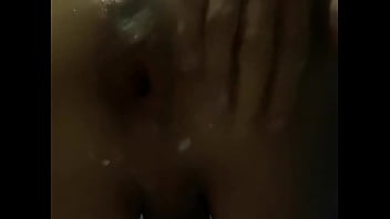 un mec noir mignon se fait fellation dans la salle de bain gay